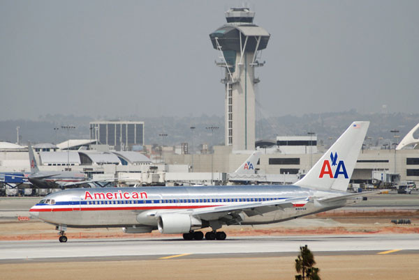 American-Airlines-Boeing-bi